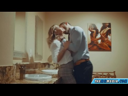 ❤️ Meta blonda busty seduces f'kamra tal-banju pubbliku ️❌ Porn Russu f'mt.loanworld.top ❌️